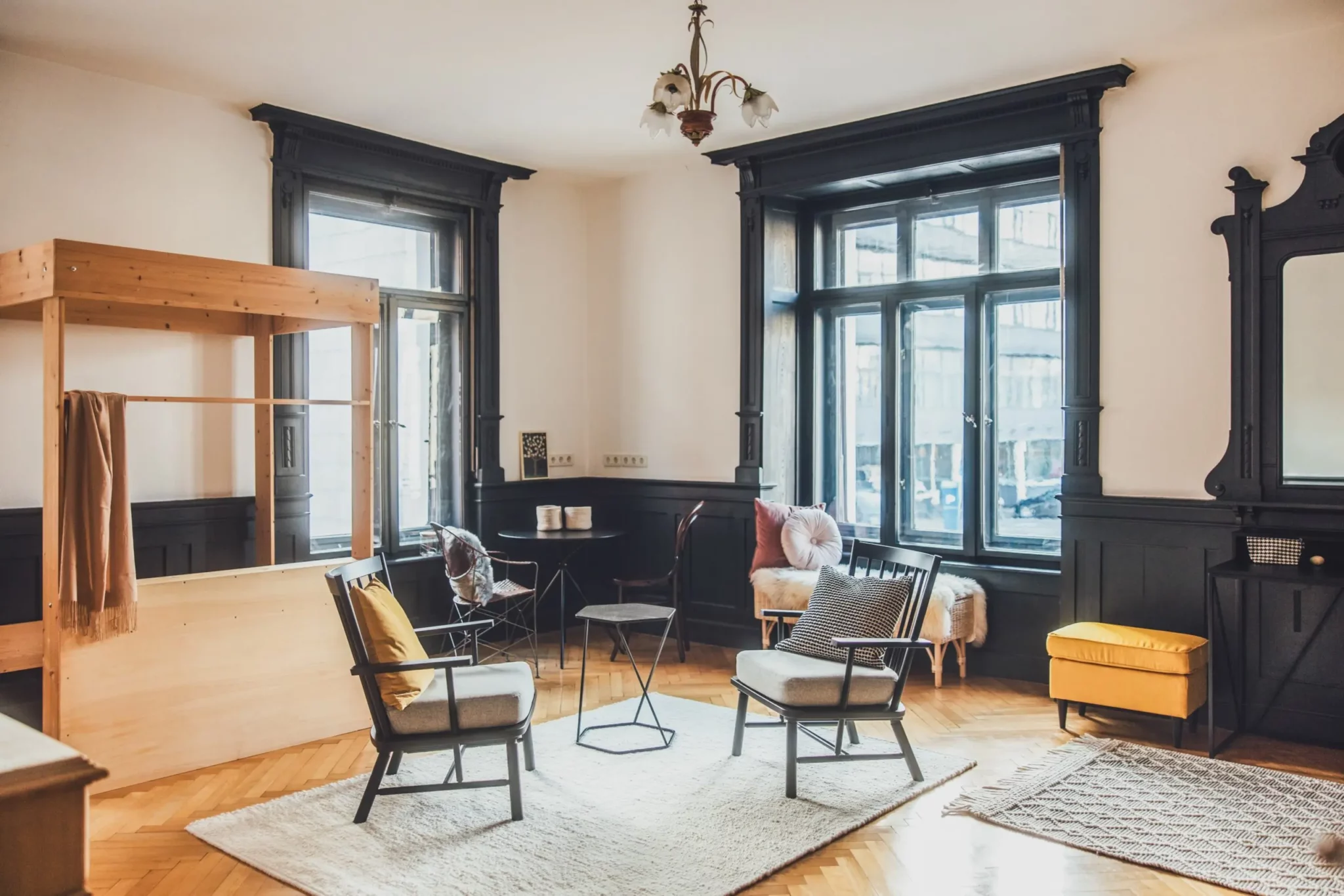 Michaela Hagspiel-Marte. Bild der Praxis Inneneinrichtung eines Praxisraumes. Mit zwei Stühlen zentral im Raum.